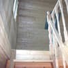 лестница в двухэтажном доме из бруса